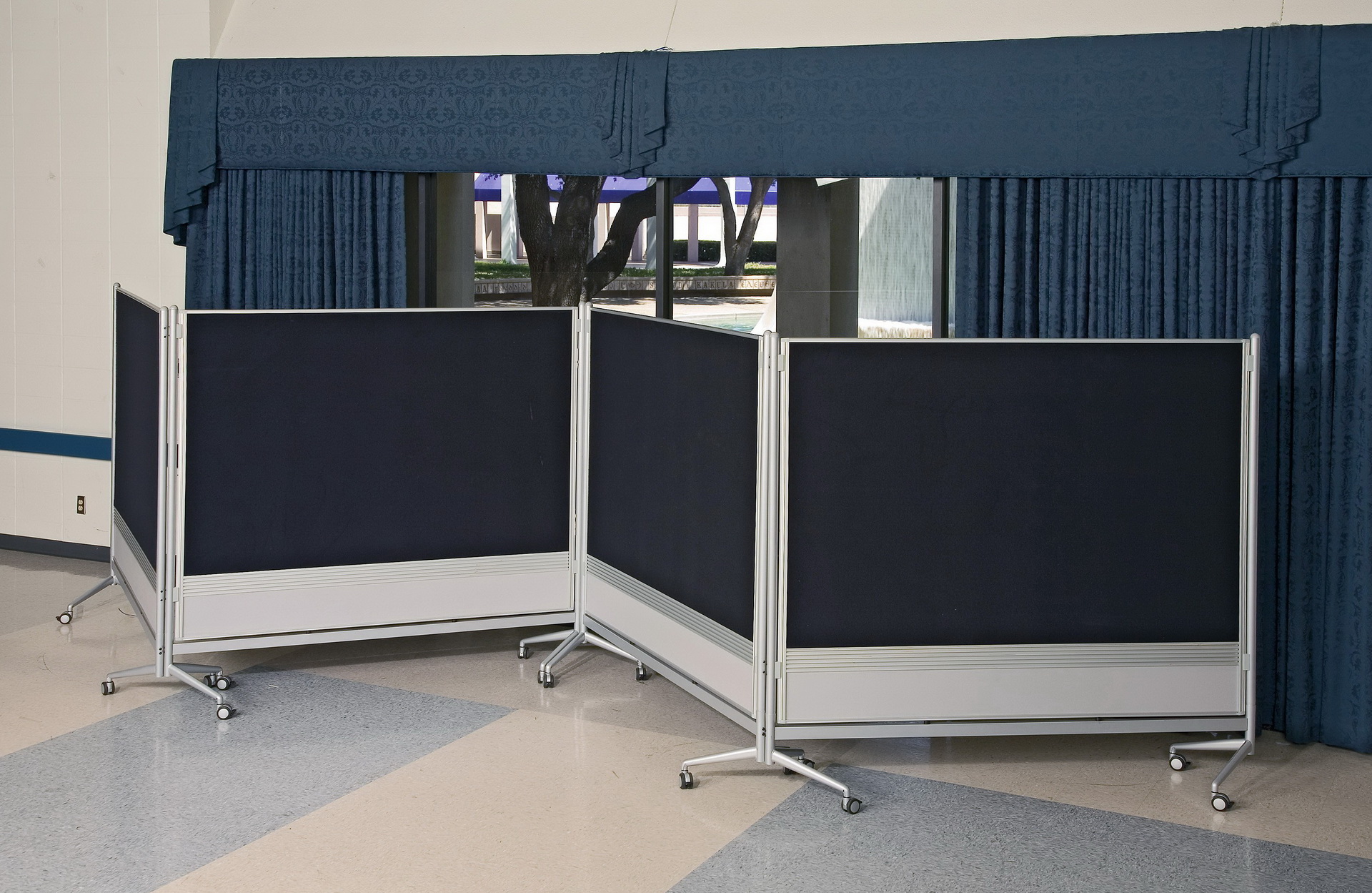 Мобильные перегородки и их применение